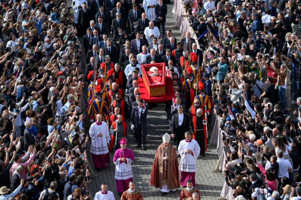 Fieles le dan el último adiós al papa Francisco