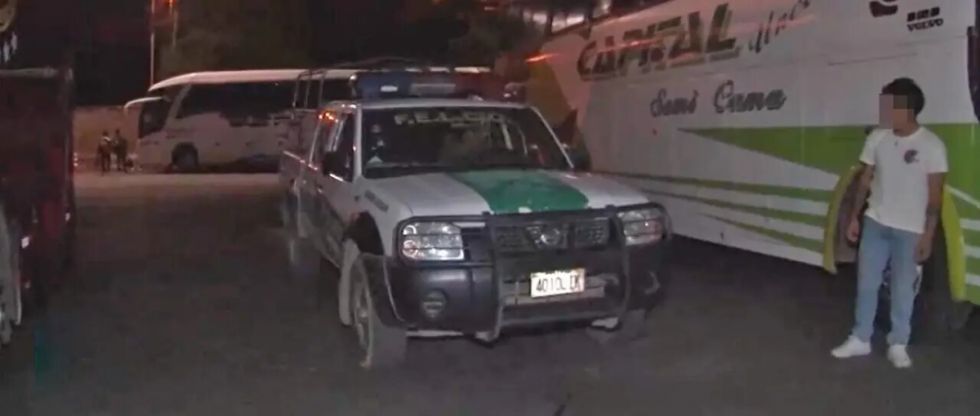 Hallan a un hombre sin vida cerca de un bus dentro de una Terminal 