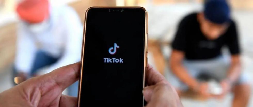 Alertan que un adolescente fue internado en una clínica tras cumplir un reto de TikTok