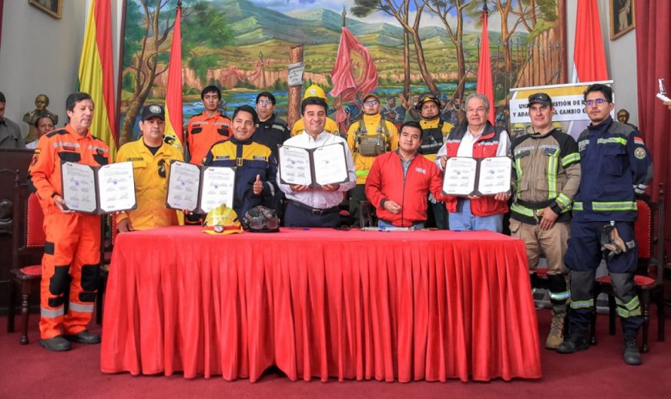 Alcalde firma convenio con bomberos voluntarios