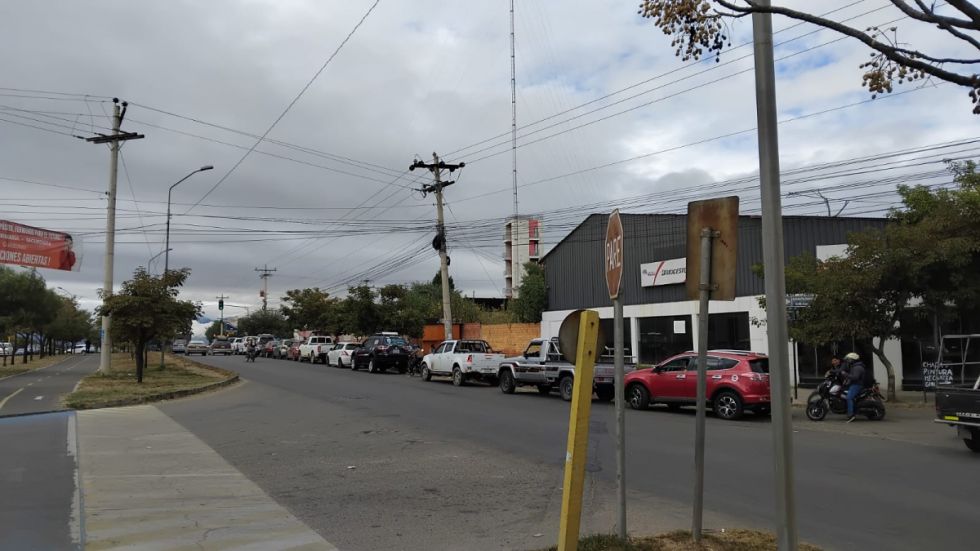 Persisten y se agravan las filas en surtidores de Tarija