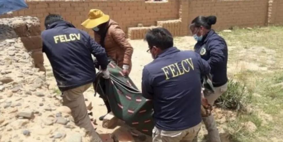Dijo que se atragantó con coca, pero la estranguló