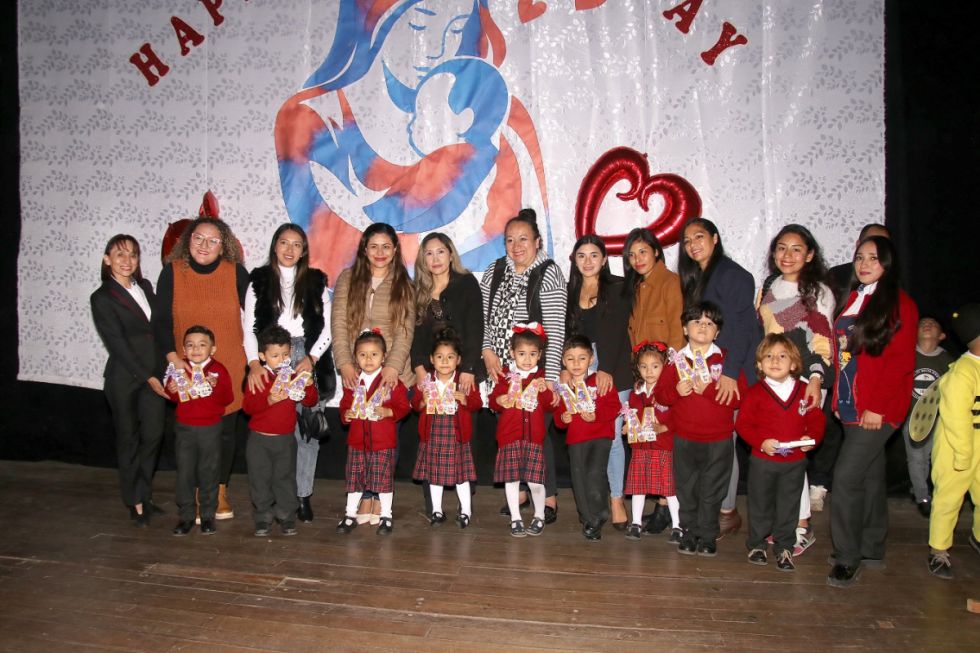 Niños del kínder Americano junto a sus mamis