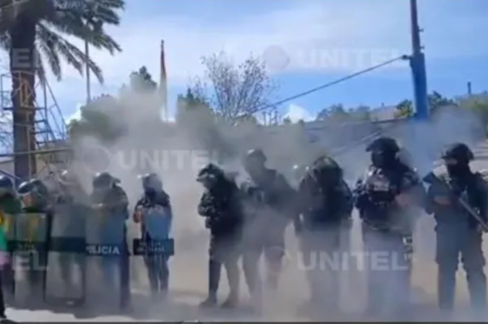 Evistas lanzan explosivo a policías que resguardan las instalaciones de YPFB