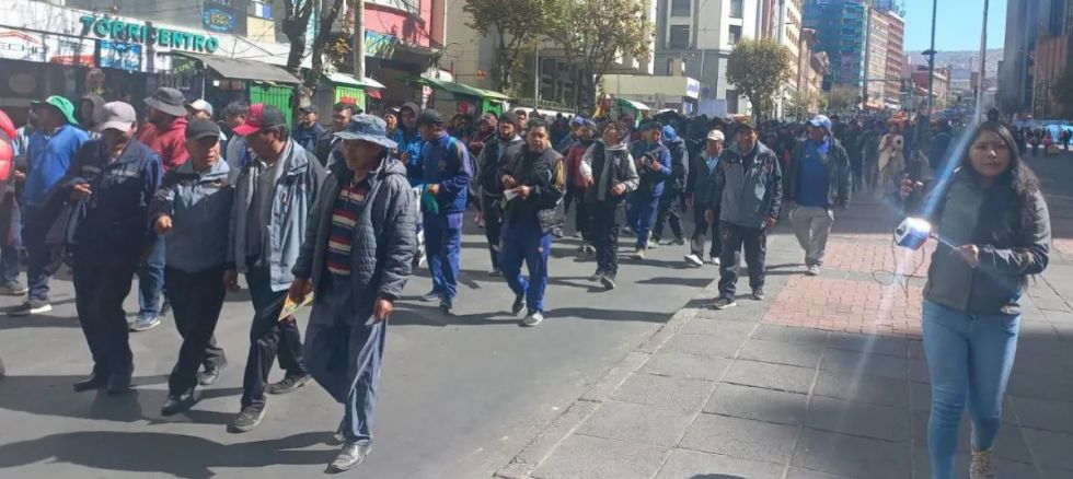 Choferes colapsan el centro de La Paz para exigir combustibles en medio de escenas de violencia