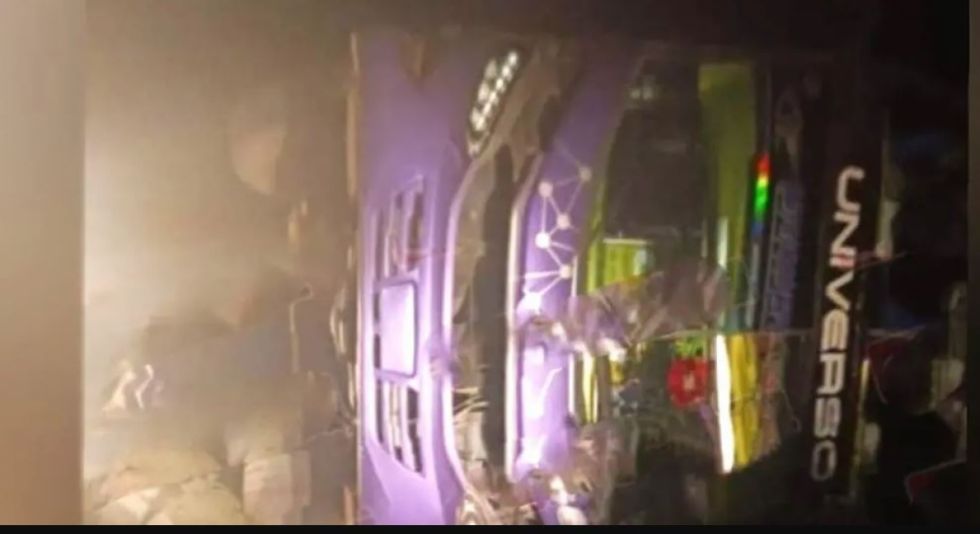 Un bus desvía un bloqueo y se accidenta; reportan tres fallecidos y 15 heridos