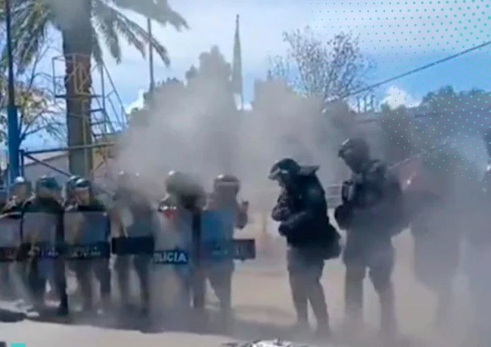 Reportan 19 policías heridos en arremetida evista