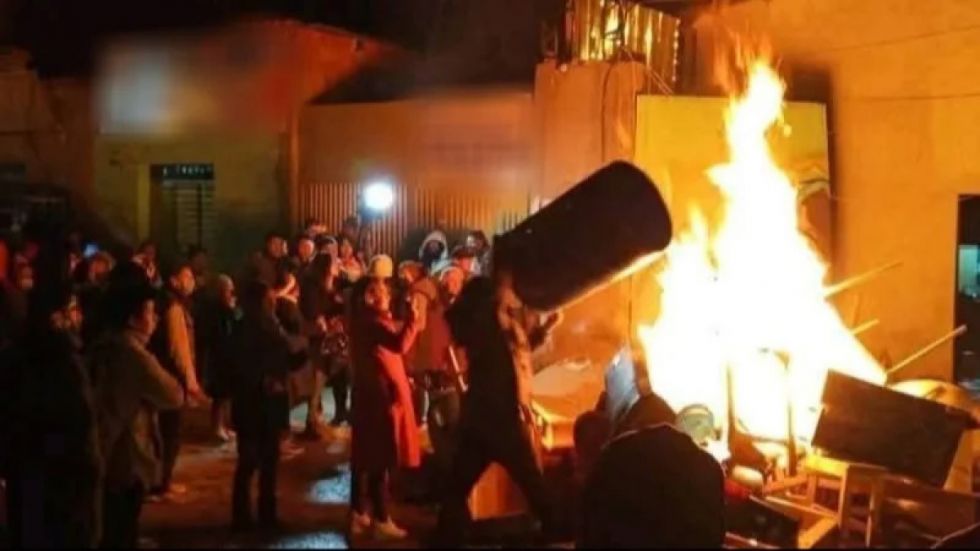A ‘chicotazos’, padres sacan a jóvenes y queman muebles de discotecas en El Alto