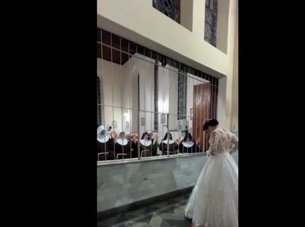 VIDEO: Una exmonja de clausura visita a sus antiguas hermanas antes de casarse
