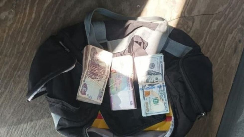 En el bloqueo en Parotani hallan a un hombre con Bs 35 mil en una mochila 