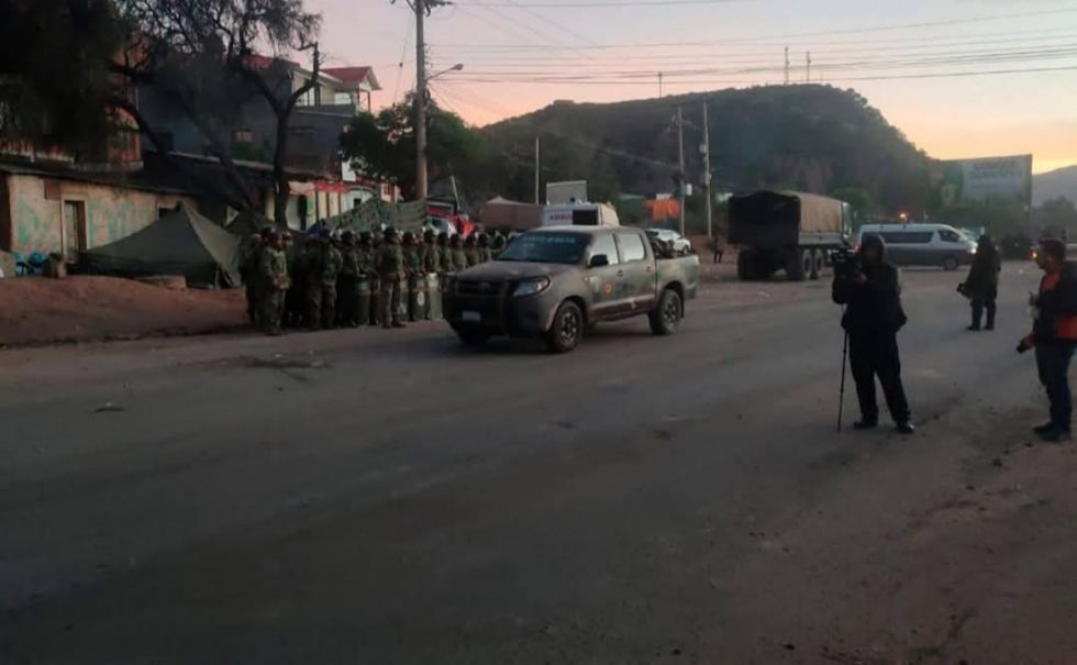 Policía y militares llegan a Parotani para despejar vía