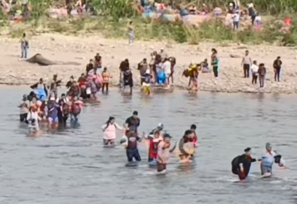 Suspensión del paso fluvial obliga a cruzar a pie el río Bermejo (Video)