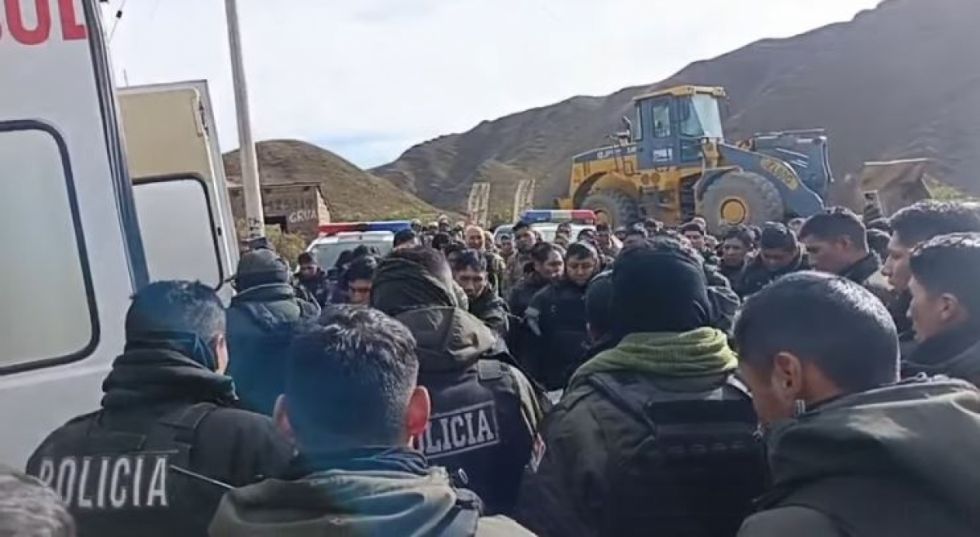 (Video) Policías se encomiendan a Dios antes de enfrentar desbloqueos 