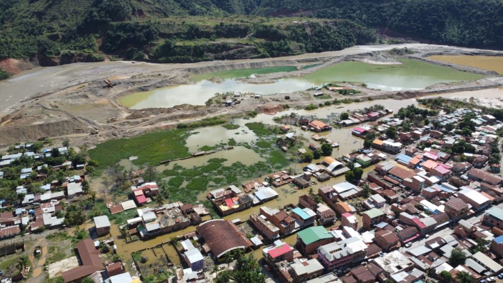 Vista aérea de Tipuani (Bolivia), donde la extracción de oro con apoyo de capital chino ha dejado a la ciudad bajo el agua desde principios de este año, tras las fuertes lluvias 