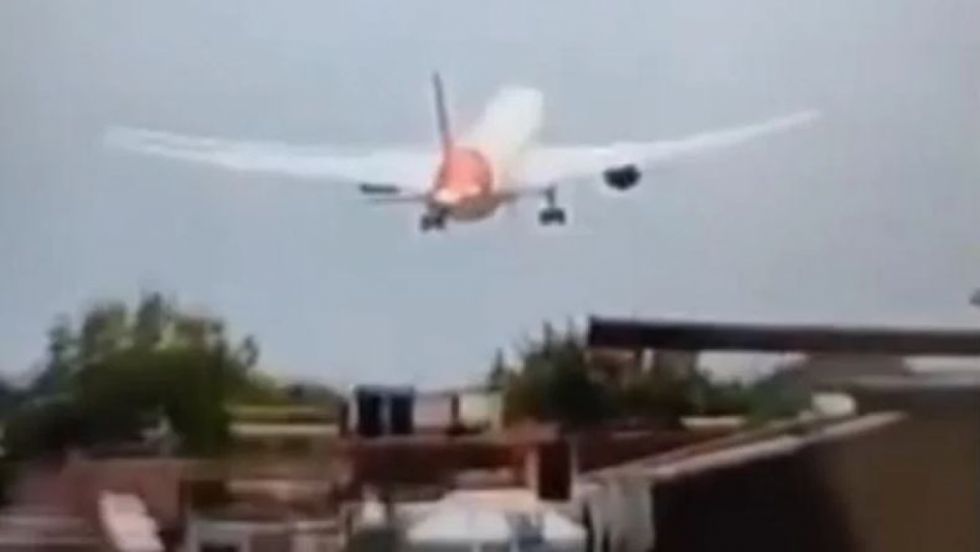 Se estrella un avión con 242 pasajeros con destino a Londres durante el despegue