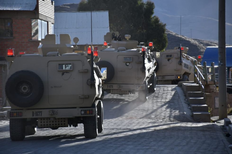 Arce confirma que policías y FFAA lograron desbloquear la ruta Cochabamba-Oruro