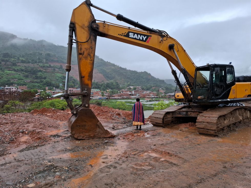 Una mujer observa Tipuani (Bolivia), todavía anegada meses después de que las fuertes lluvias provocaran el desbordamiento del río local. La destrucción, fomentada por la minería 