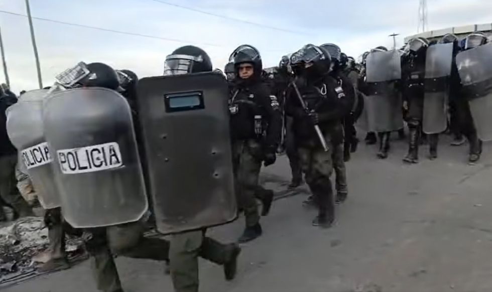 Familias piden respeto a la vida de los policías