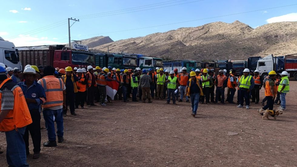 Más de 200 camiones hacen vigilia en la planta de cemento El Puente