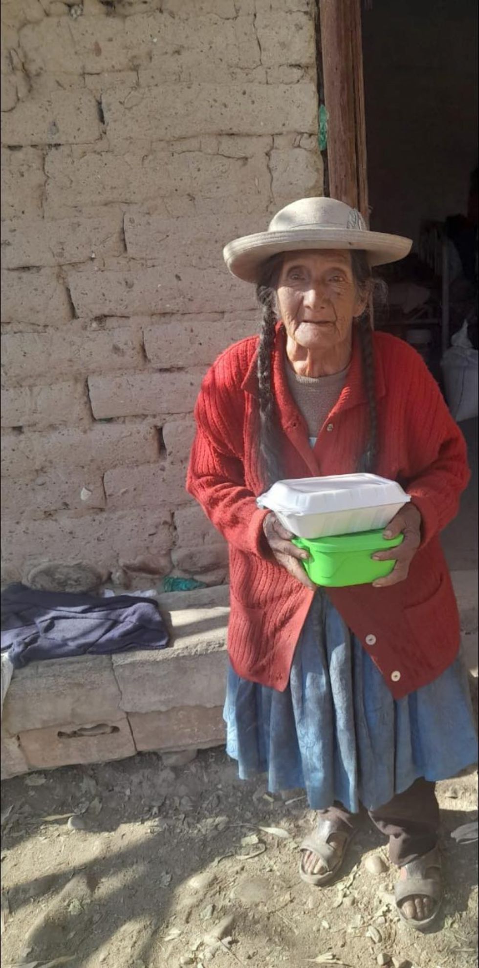 Una abuelita es alimentada por el comedor Virgen de Chaguaya