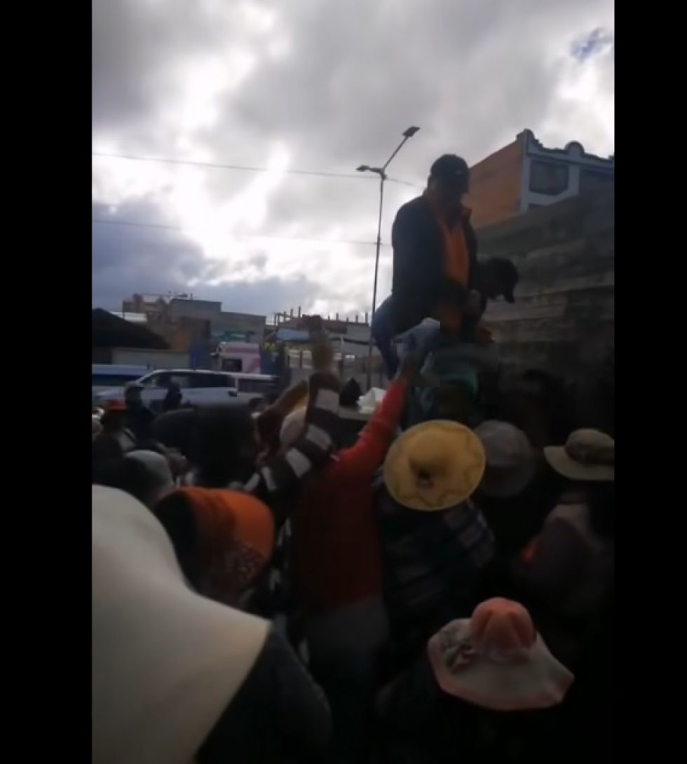 En El Alto ciudadanos hacen fila por pescado tarijeño, pese al alza de precios