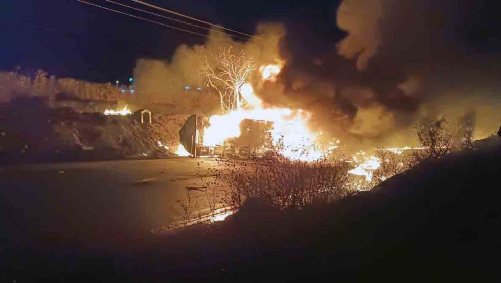 Dos conductores mueren carbonizados tras triple colisión en la ruta nueva Cochabamba - Santa Cruz