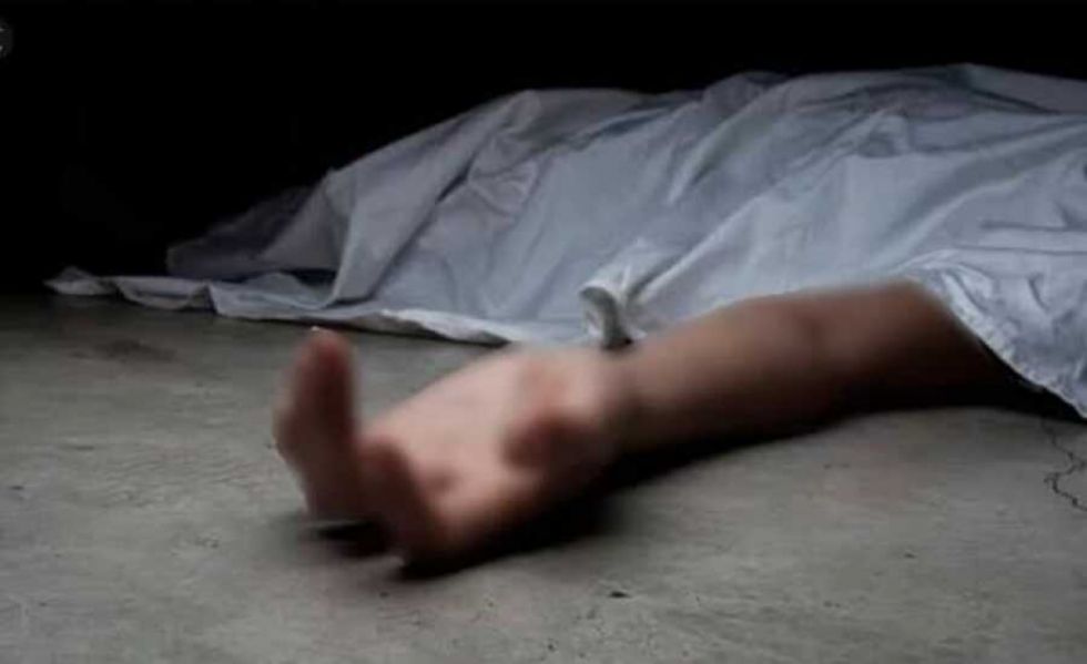 Hallan en la calle el cuerpo de una mujer apuñalada, hay tres sospechosos 