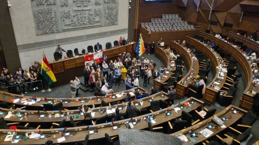 Nuevos incidentes y bochorno obligan a que la sesión por contrario del litio se suspenda sin fecha ni hora