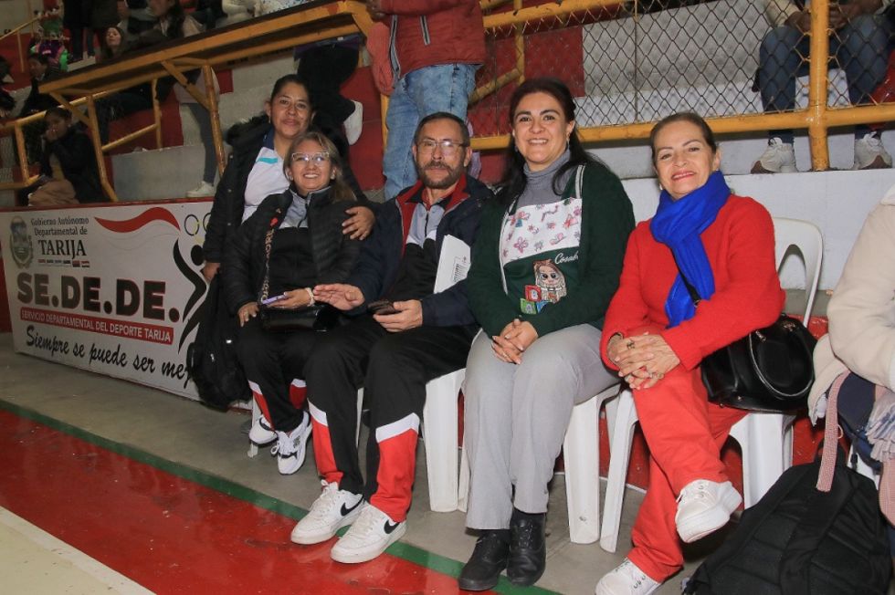 Directores de diferentes unidades educativas junto al profesor Gallardo