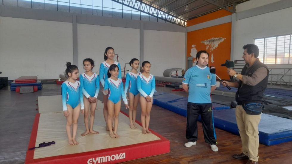 El equipo de gimnasia de New Blu Gym parte a Sucre a una competencia nacional 