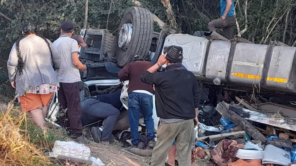 Un bebé fallece al quedar atrapado junto a su madre entre los fierros de un tráiler 