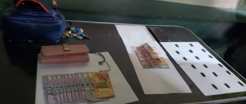 Cae una mujer con dólares falsos y droga 