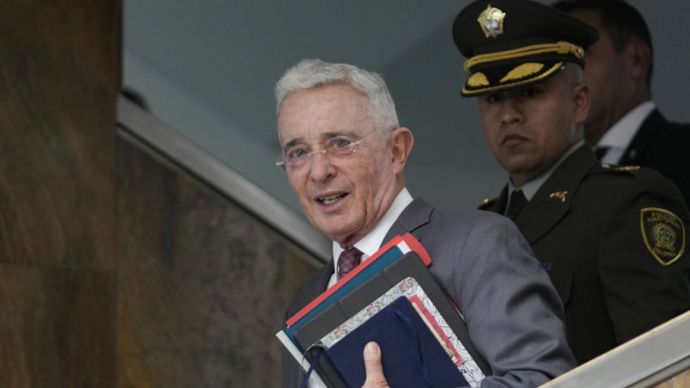 Jueza condena a Uribe por sobornos y fraude procesal
