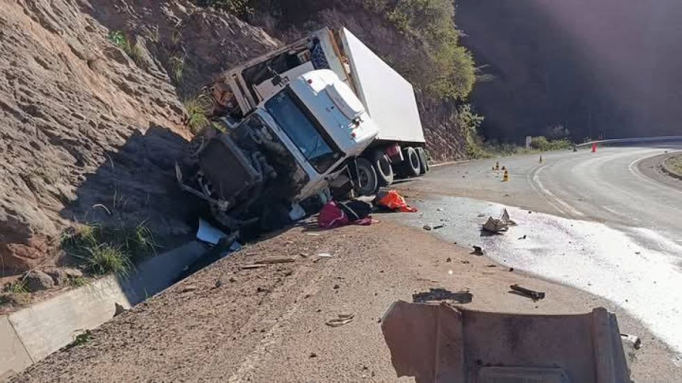 Un camión se encunetó en la cuesta de San Simón, el conductor falleció 