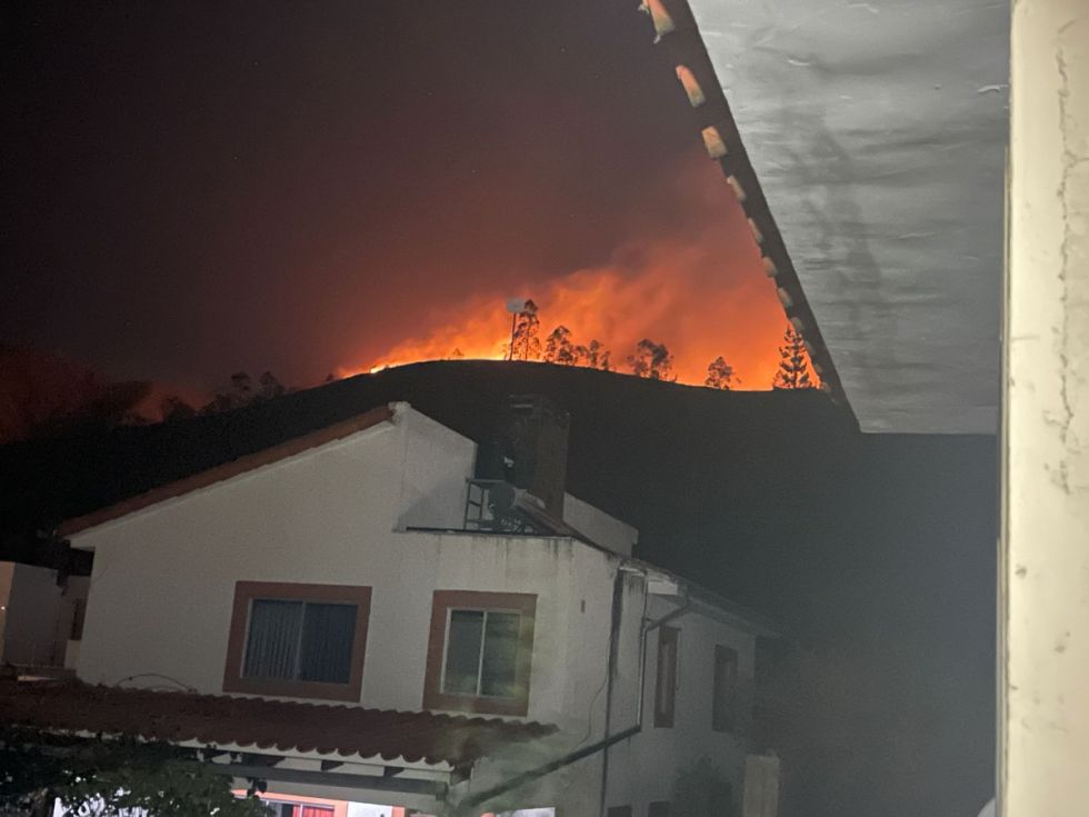 Sama bajo amenaza: El fuego no fue controlado y bomberos se repliegan 