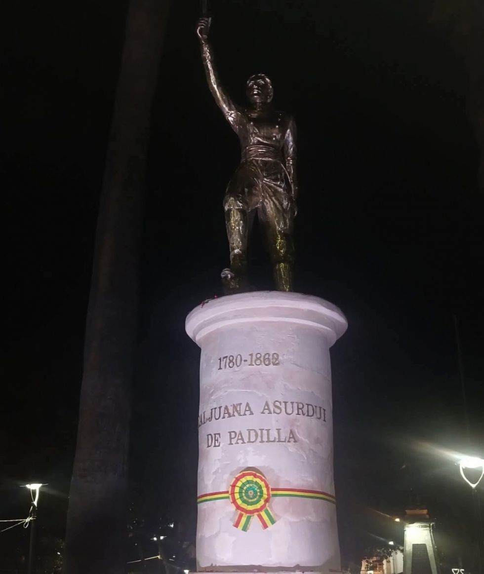 “Azurduy" o "Asurdui", polémica por escritura en monumento presentado por el bicentenario