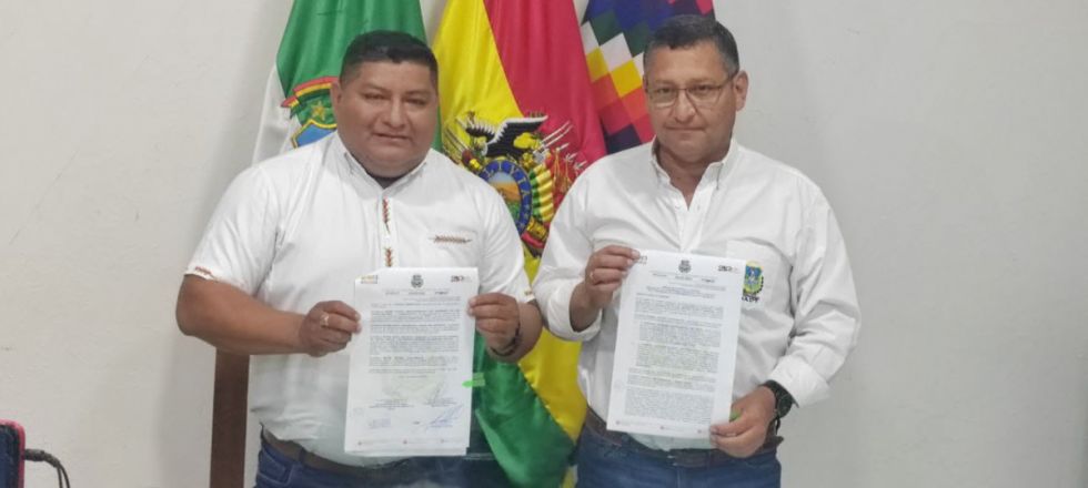 Gobernador firma acuerdos con autoridades de Yacuiba 