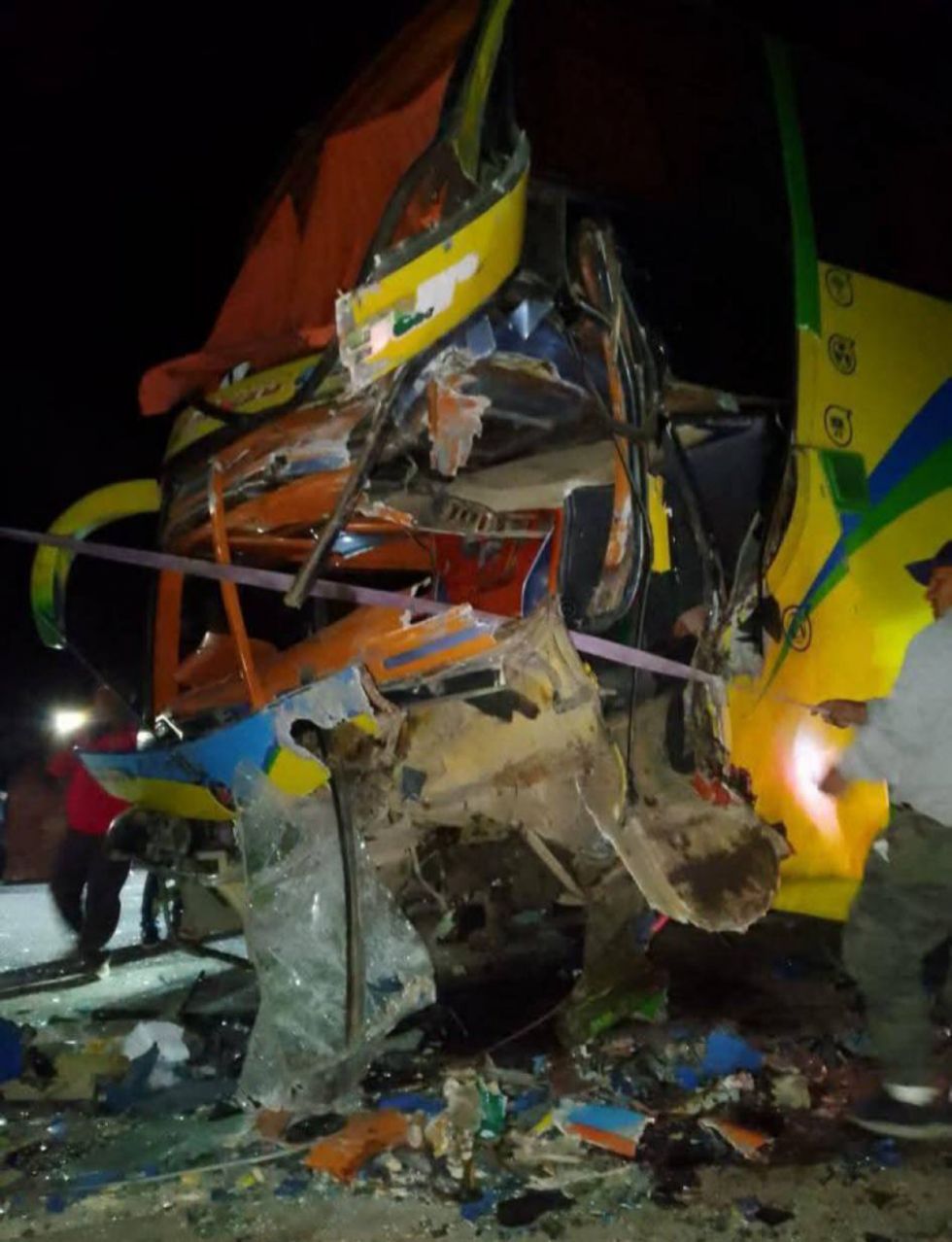 Un bus que salió de Tarija chocó contra un camión, el chofer quedó atrapado en la cabina 