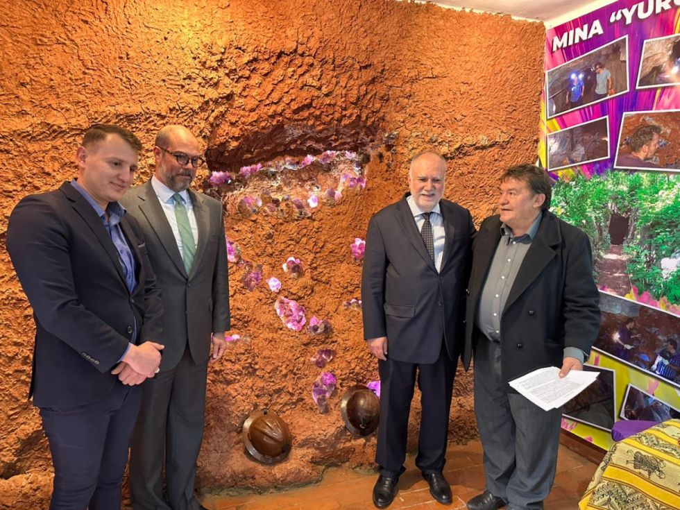 La familia Meyer presentando el yacimiento