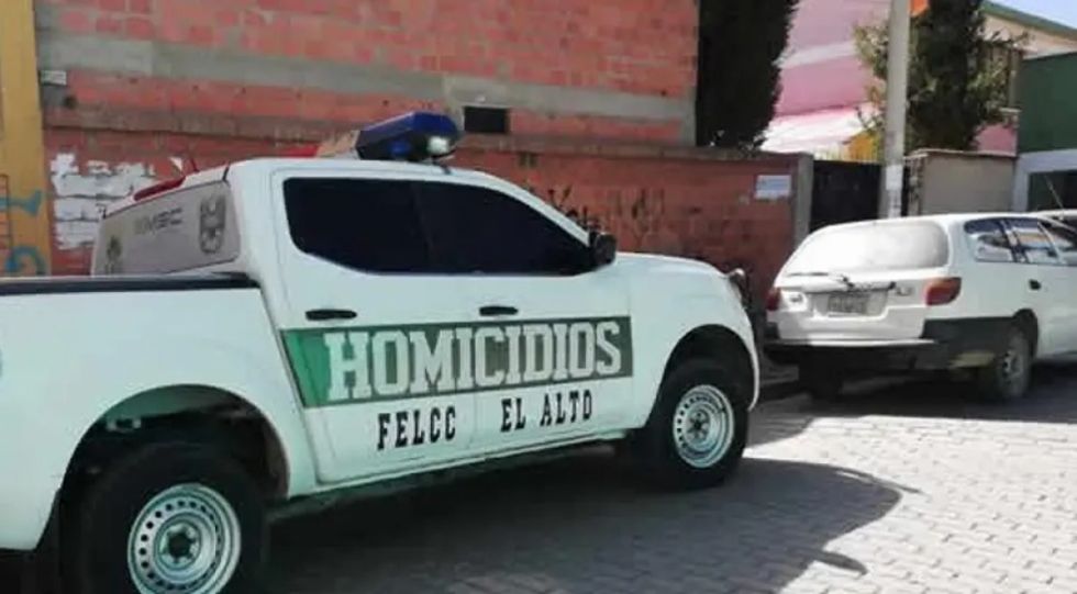 Hallan sin vida a una mujer en una calle de El Alto; vecinos sospechan que arrastraron el cuerpo