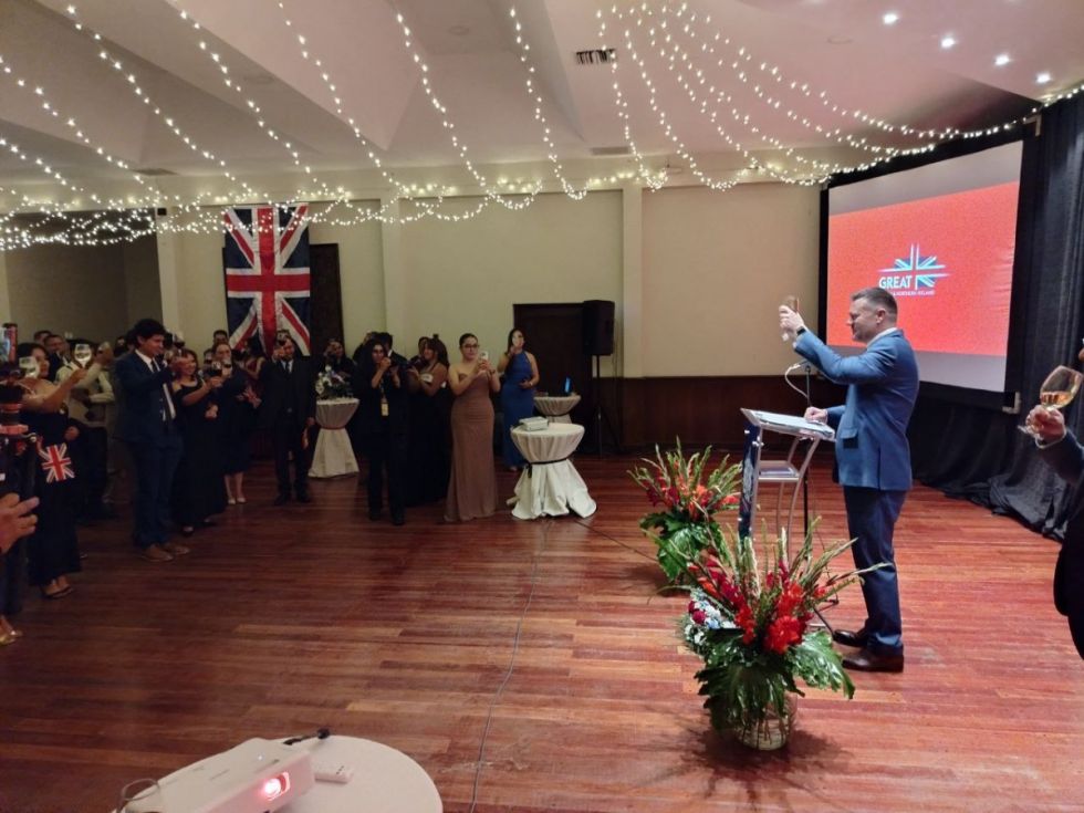 Richard Porter brinda con el público presente