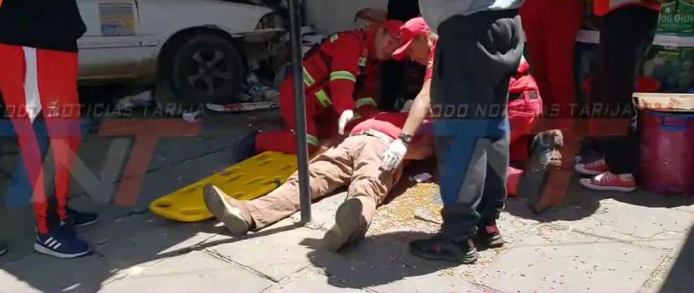 Cuatro heridos tras choque de una movilidad contra una tienda en la avenida Potosí de Tarija