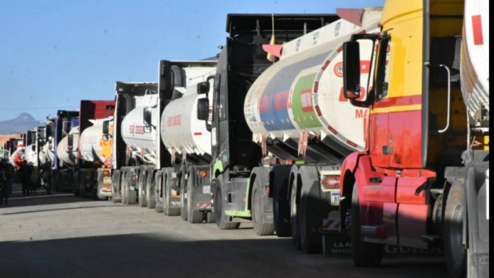Más de 600 cisternas descargan combustible, pero las filas persisten