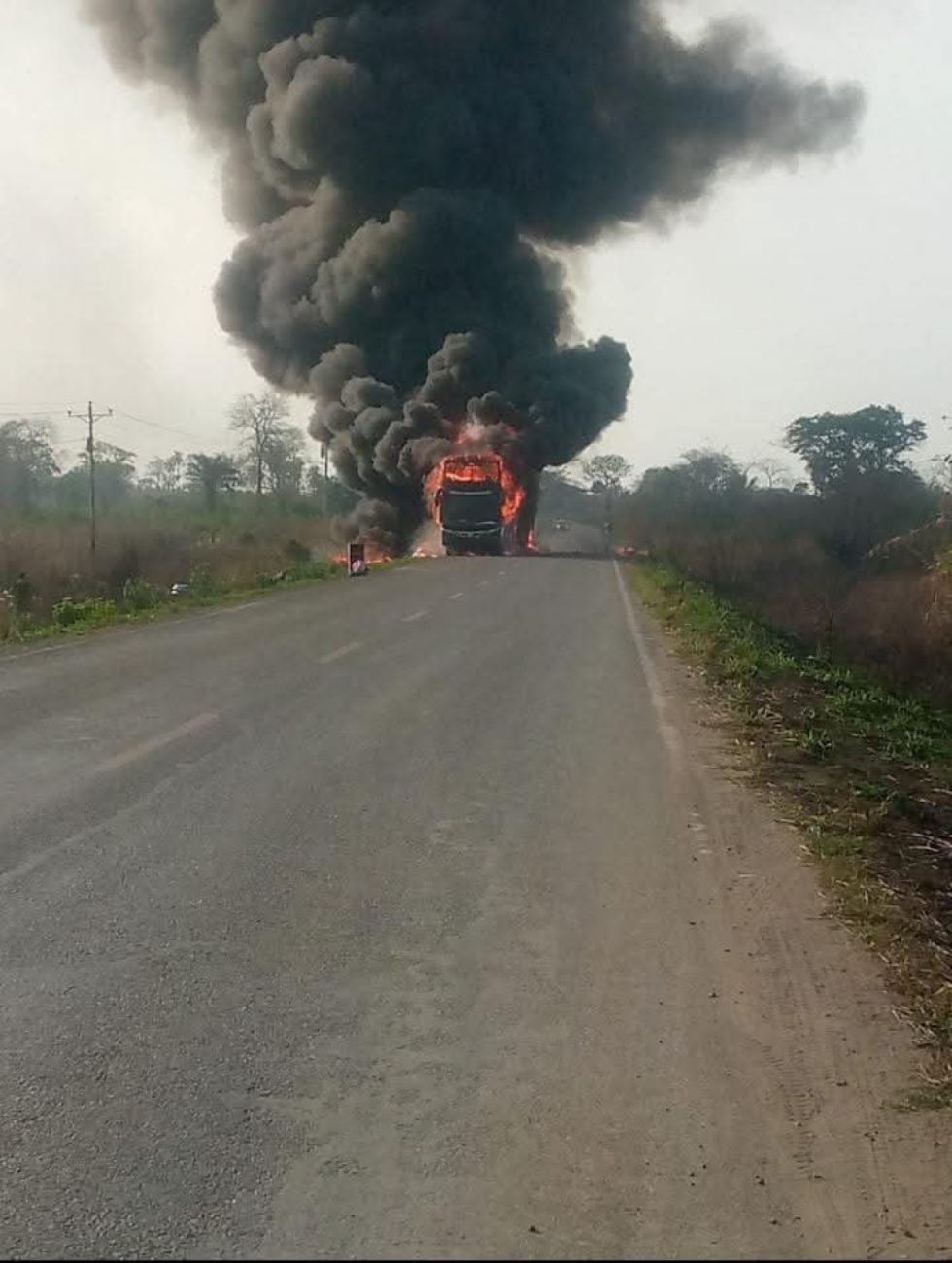 Bus en llamas cerca de El Puente