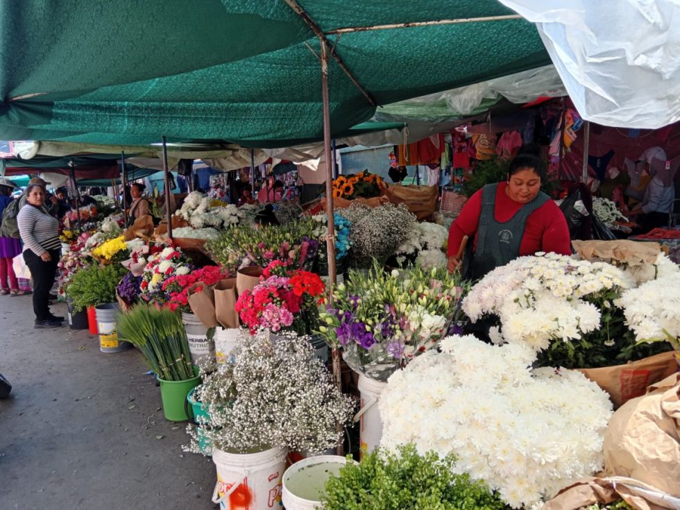 Venta de flores en la calle comercio, mercado campesino