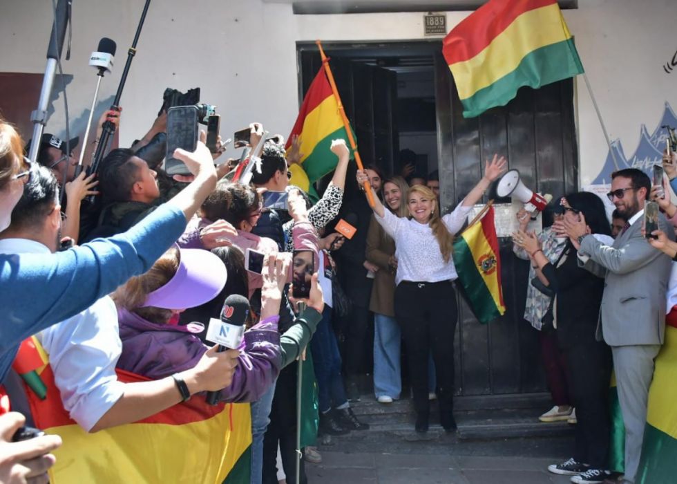 Jeanine Áñez sale del penal de Miraflores tras anulación de su sentencia