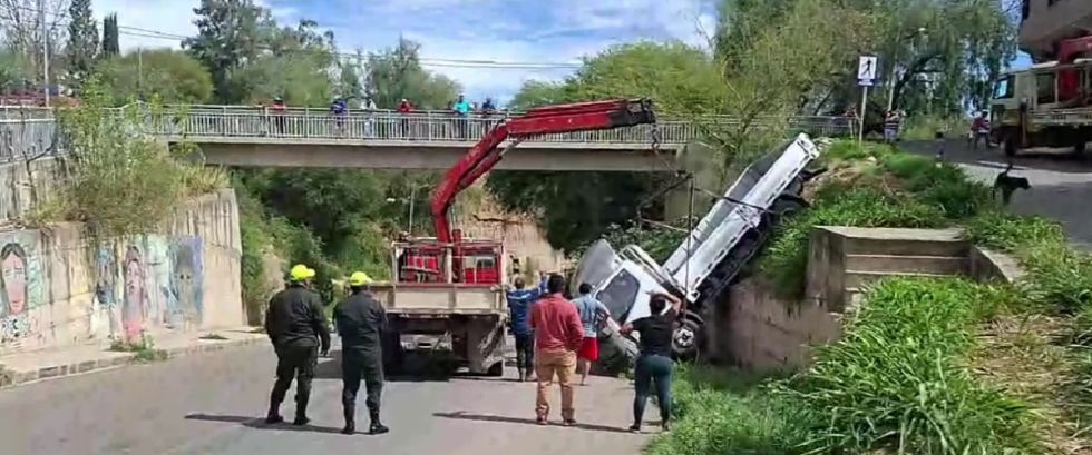 Tarija: Camión se embarranca en el barrio 15 de Noviembre