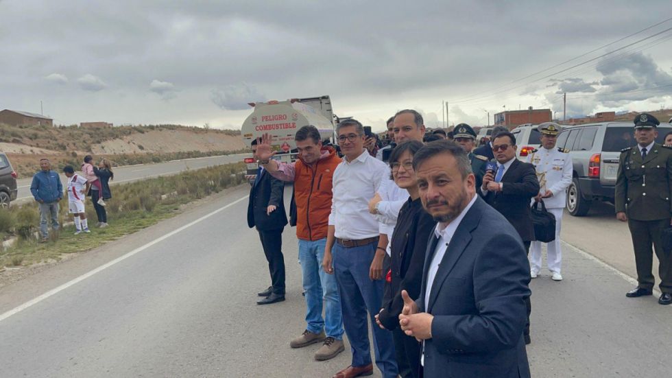Presidente Paz encabeza arribo de convoy de cisternas que refuerza el abastecimiento de combustibles en el país.