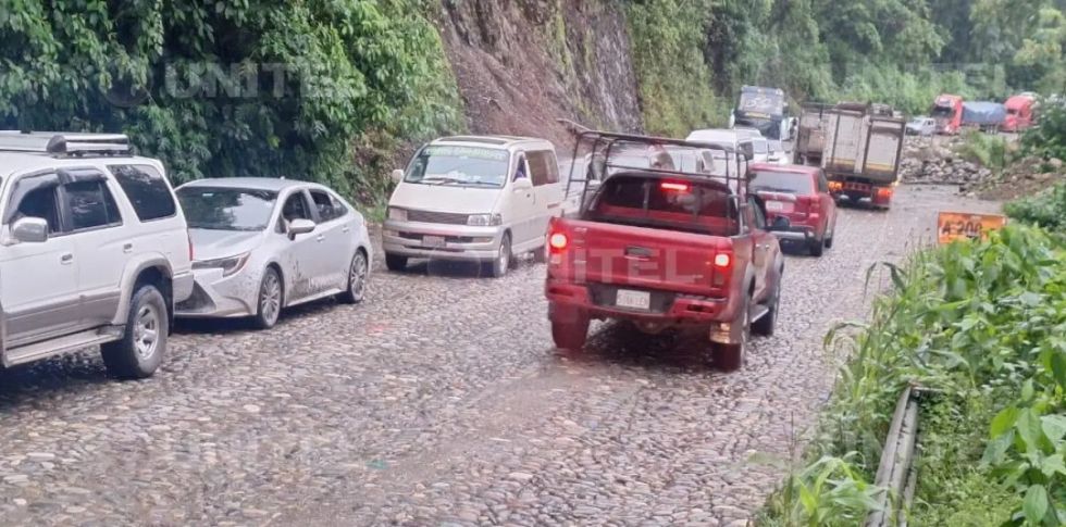 Habilitan ruta nueva Cochabamba - Santa Cruz tras retirar lodo y piedras de la carretera