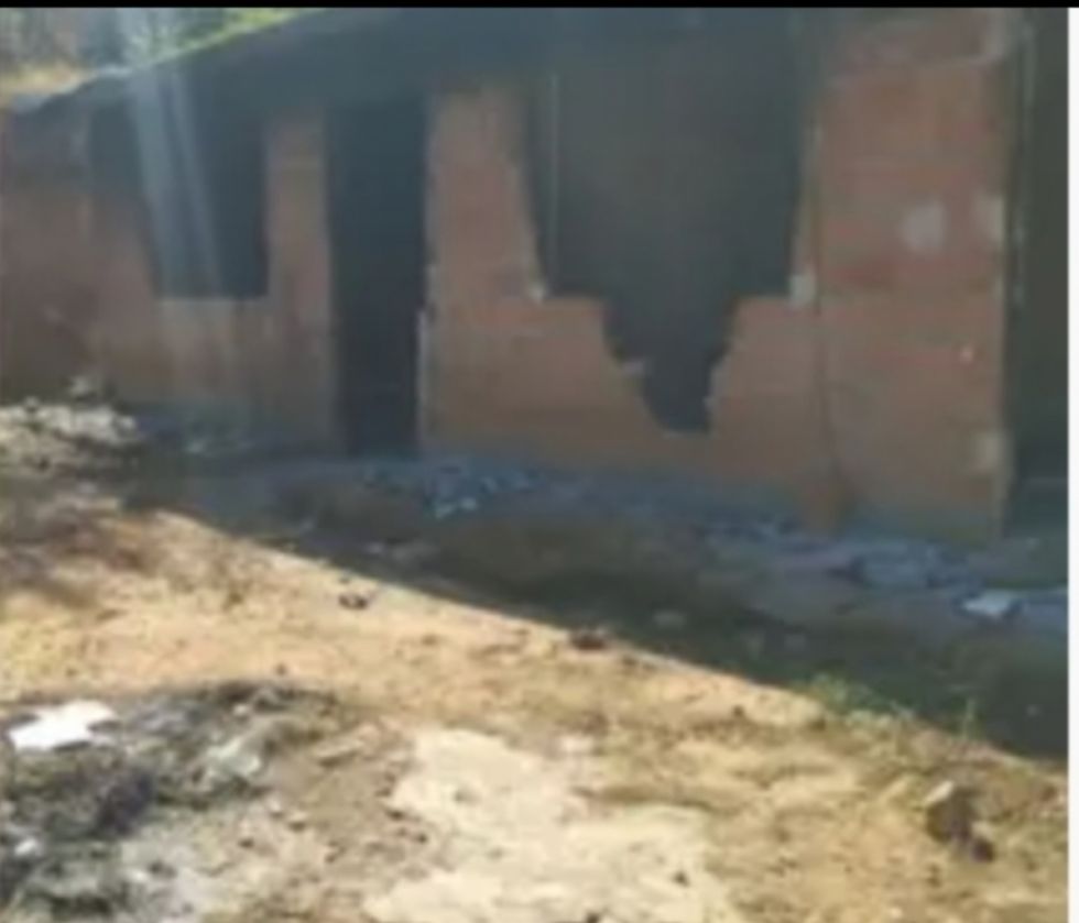 Linchan a un hombre acusado de robos y queman su vivienda